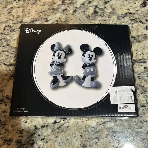 Disney Mickey Mouse & Minnie Mouse Ceramic Salt and Pepper Shakers! - Picture 3 of 4